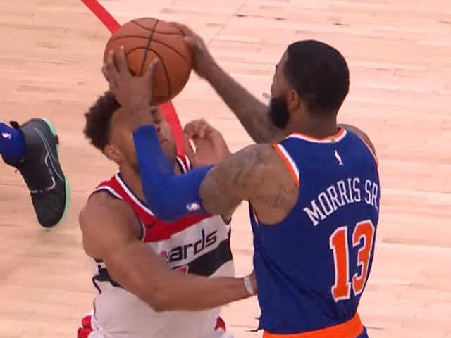 Thể thao - Cay cú vì liên tục bị cà khịa, cầu thủ "xuống tay" ngỡ ngàng