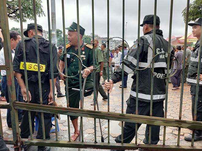 Thương binh trèo cổng VFF đòi mua vé ĐT Việt Nam đấu Malaysia - 9