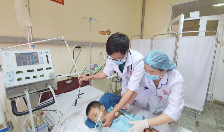 Trẻ được điều trị tích cực tại đơn vị Hồi sức Nhi khoa.