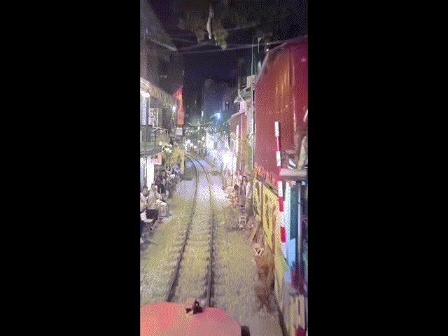 Tin tức trong ngày - Clip: Lái tàu căng thẳng, phát "sợ" mỗi khi qua phố "cà phê đường tàu"