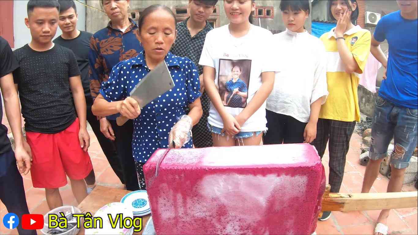 Bà Tân Vlog tung clip làm kem thanh long khổng lồ, dân mạng yêu cầu điều trái khoáy - 4