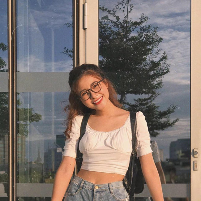 Bạn gái mới của Văn Đức- Nhật Linh cũng chọn các mẫu áo crop-top tay bồng để mix cùng jeans lưng cao. 