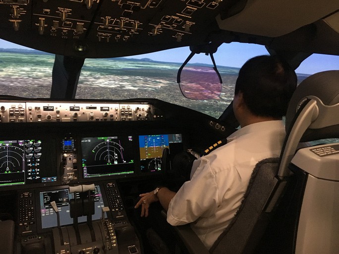 Phi công trong buồng lái mô phỏng dòng Dreamliner 787. Ảnh: Thái Phương