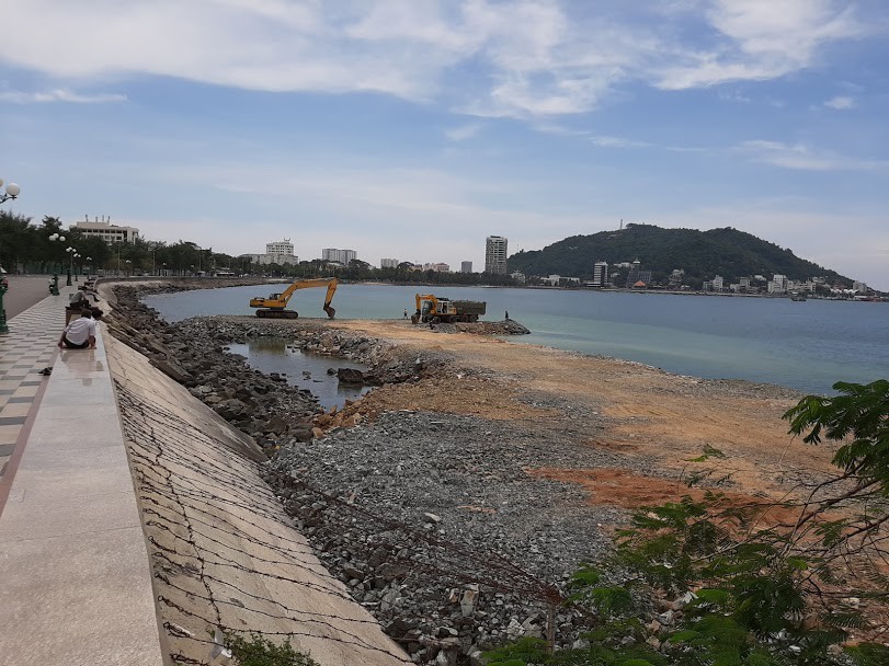 Máy xúc, xe tải vẫn đang làm việc ồ ạt