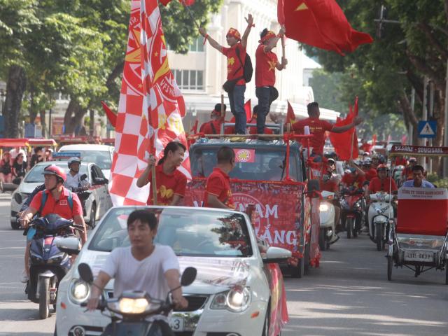 Cờ Tổ quốc ”nhuộm đỏ” phố, nghìn CĐV hô vang ”Việt Nam chiến thắng”