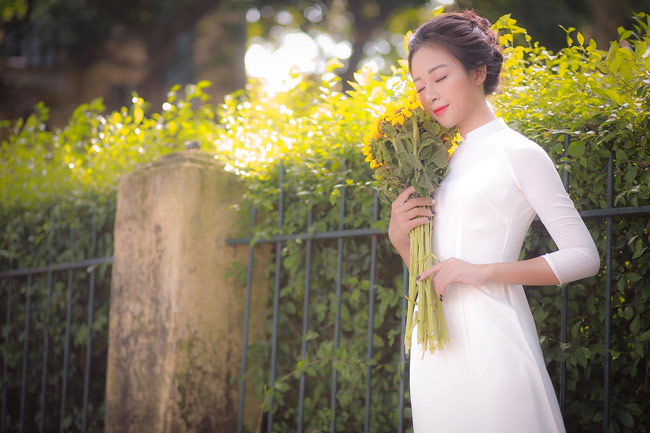 Bên cạnh đó, cô cũng thường xuyên đăng tải những hình ảnh khách hàng xinh xắn khi được cô họa mặt