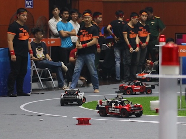 Công nghệ thông tin - "Vật cản động" xuất hiện trong cuộc thi lập trình xe tự hành quốc tế do VN tổ chức