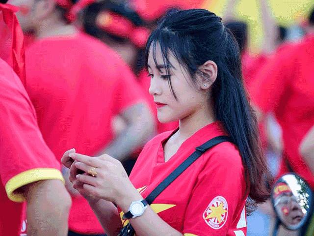 Hình ảnh fan nữ xinh đẹp tiếp lửa tuyển Việt Nam ”đại chiến” Malaysia