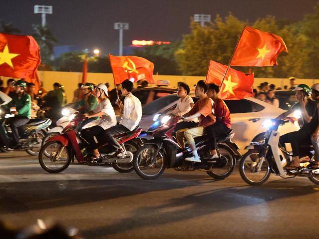 Tin tức trong ngày - Lại thắng Malaysia như một định mệnh ở Mỹ Đình, nghìn CĐV đổ ra đường "đi bão"