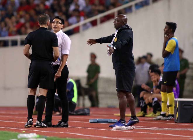 Nổi giận vì thua Việt Nam, cầu thủ & BHL Malaysia quây trọng tài đòi penalty - 2