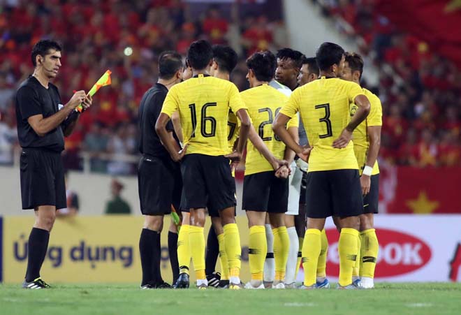 Nổi giận vì thua Việt Nam, cầu thủ & BHL Malaysia quây trọng tài đòi penalty - 4