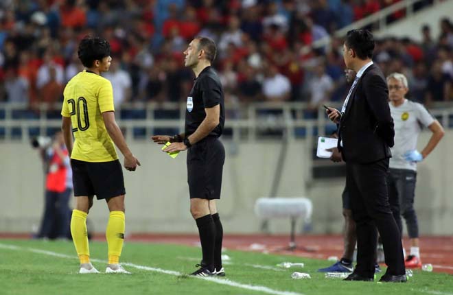 Nổi giận vì thua Việt Nam, cầu thủ & BHL Malaysia quây trọng tài đòi penalty - 8