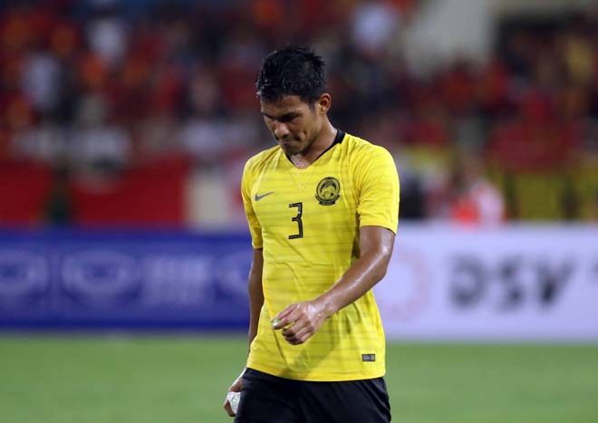 Nổi giận vì thua Việt Nam, cầu thủ & BHL Malaysia quây trọng tài đòi penalty - 9