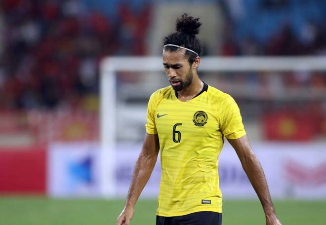 Nổi giận vì thua Việt Nam, cầu thủ & BHL Malaysia quây trọng tài đòi penalty - 10