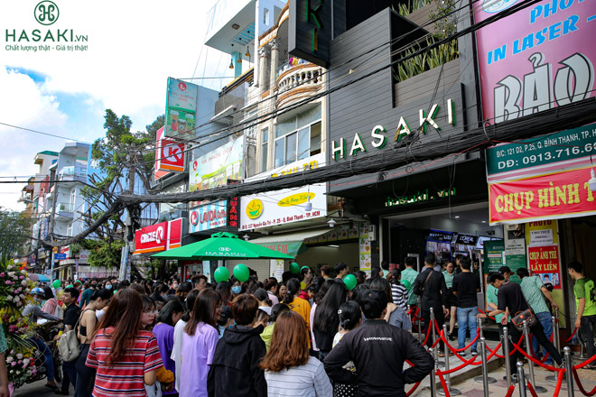 Ngày khai trương của Hasaki luôn nhận được sự quan tâm của đông đảo giới trẻ.