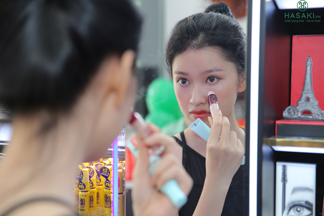Ở cửa hàng của Hasaki, phần lớn các sản phẩm từ drugstore đến highend đều có mẫu thử.
