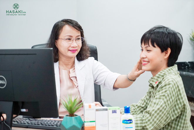 Bác sĩ da liễu trực tiếp thăm khám da và tư vấn phác đồ điều trị tại Hasaki.