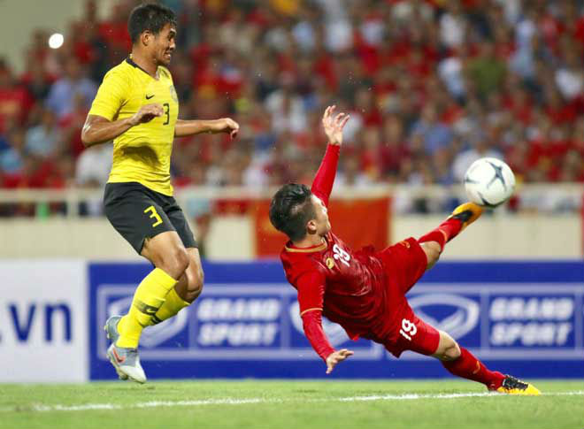Quang Hải ngả người sút bóng giúp ĐT Việt Nam giành chiến thắng đầu tiên ở vòng loại World Cup 2022 trước ĐT Malaysia