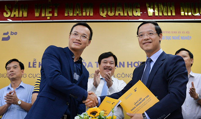 Ông Đỗ Mạnh Tuân-Phó tổng giám đốc công ty cổ phần Be Group (Bên trái) bắt tay với đại diện Tổng cục Giáo dục Nghề nghiệp trong buổi lễ ký kết thỏa thuận hợp tác.