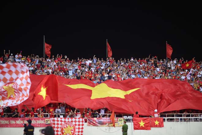 Rực lửa đại chiến Việt Nam - Malaysia: &#34;Rừng&#34; áo đỏ tiếp sức, fan nữ lung linh - 1