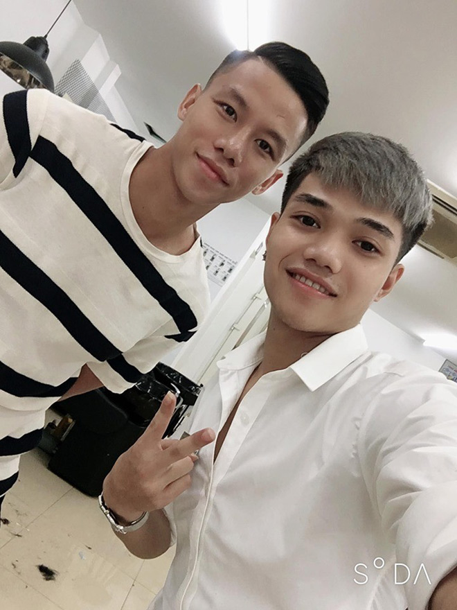 Tuyển thủ ĐTVN Quế Ngọc Hải được bắt gặp làm tóc tại 30Shine trước trận chiến tại Mỹ Đình