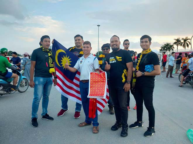 Trực tiếp không khí nóng bỏng ĐT Việt Nam đấu Malaysia: CĐV nhảy múa trước Mỹ Đình - 10