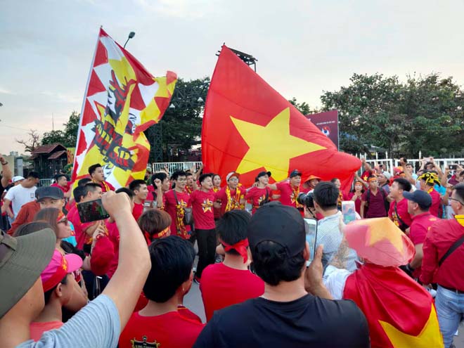 Trực tiếp không khí nóng bỏng ĐT Việt Nam đấu Malaysia: CĐV nhảy múa trước Mỹ Đình - 2