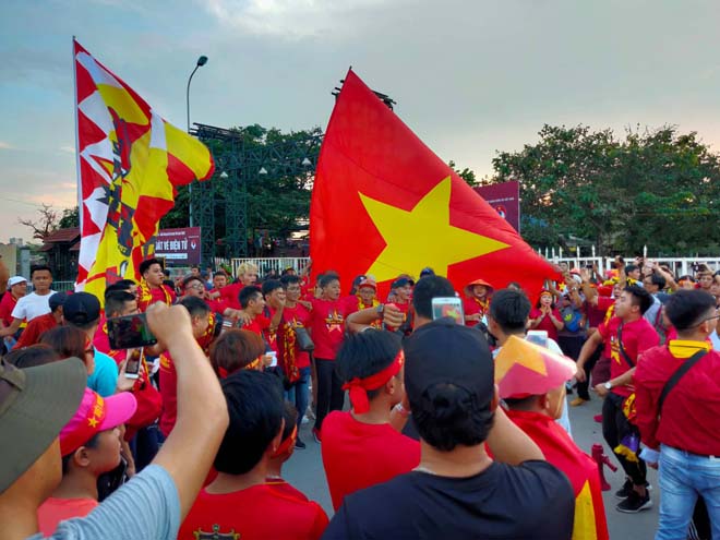 Trực tiếp không khí nóng bỏng ĐT Việt Nam đấu Malaysia: CĐV nhảy múa trước Mỹ Đình - 4