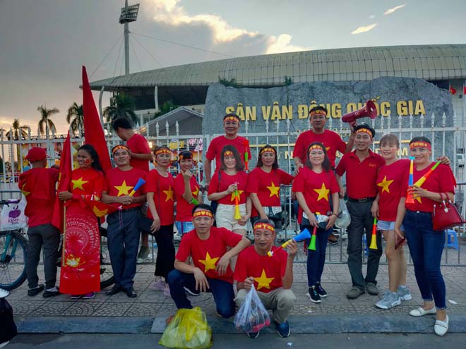 Trực tiếp không khí nóng bỏng ĐT Việt Nam đấu Malaysia: CĐV nhảy múa trước Mỹ Đình - 5