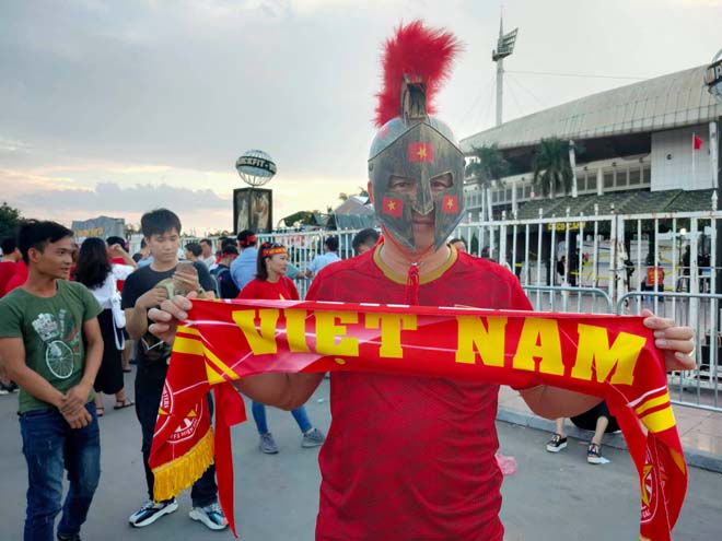 Trực tiếp không khí nóng bỏng ĐT Việt Nam đấu Malaysia: CĐV nhảy múa trước Mỹ Đình - 8