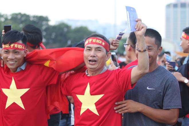 Rất đông CĐV của
ĐT Việt Nam đang đổ về Mỹ Đình