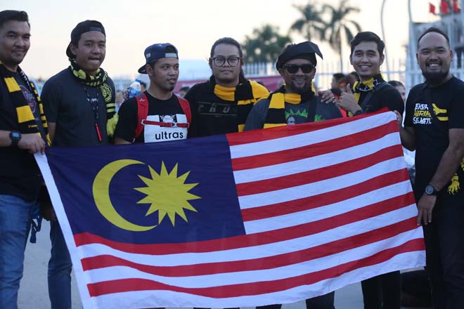 Trực tiếp không khí nóng bỏng ĐT Việt Nam đấu Malaysia: CĐV nhảy múa trước Mỹ Đình - 11