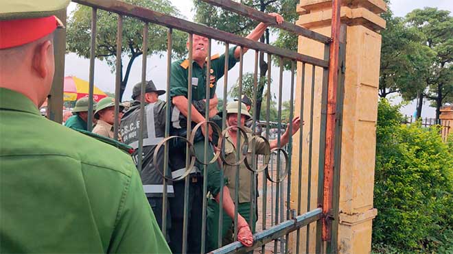 Cảnh tượng hỗn loạn
trước cổng trụ sở VFF