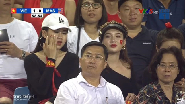 Trong trận đấu giữa Việt Nam và Malaysia diễn ra vào tối 10/10 với chiến thắng nghiêng về đội nhà 1 - 0. Ngoài pha bàn thắng của Quang Hải được dân mạng hết lời ca ngợi thì có một cô gái cũng được dân mạng "truy lùng" dù chỉ xuất hiện vài giây ít ỏi trên truyền hình