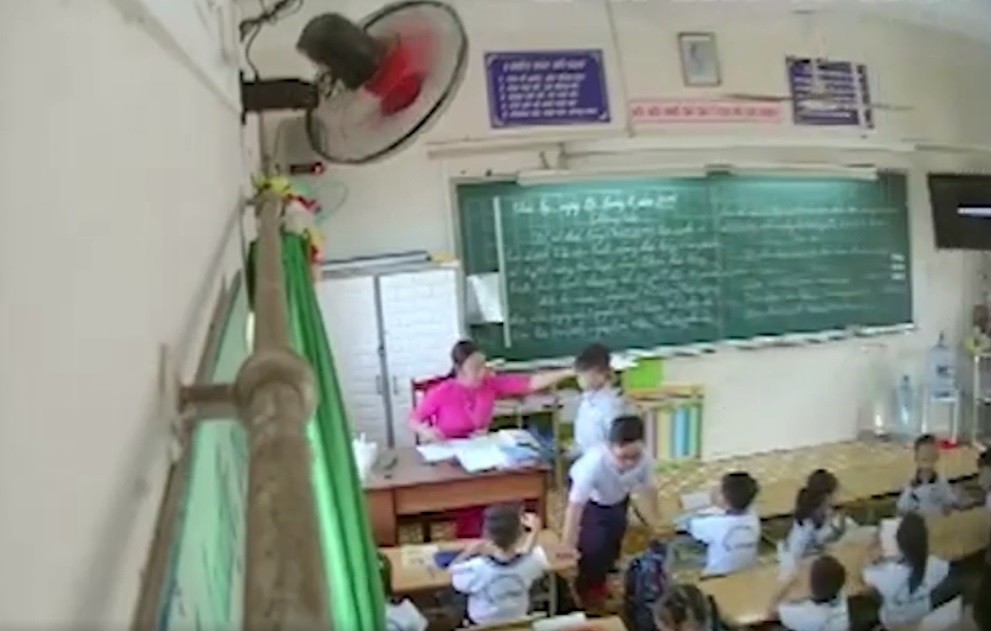 Camera ghi lại cảnh giáo viên trường Tiểu học Phan Chu Trinh (TP.HCM) đánh học sinh.