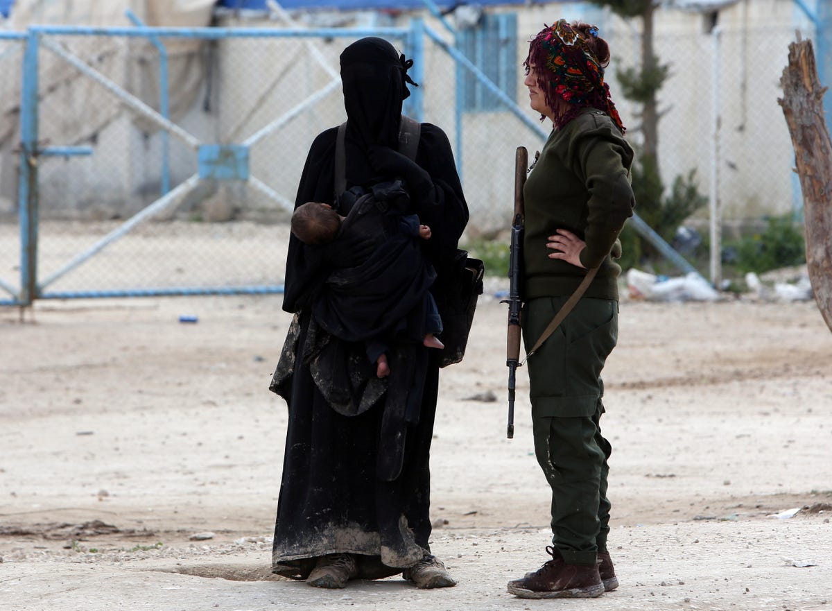 Một người vợ của phiến quân IS sống tại khu trại cho người Kurd lập ở Syria.