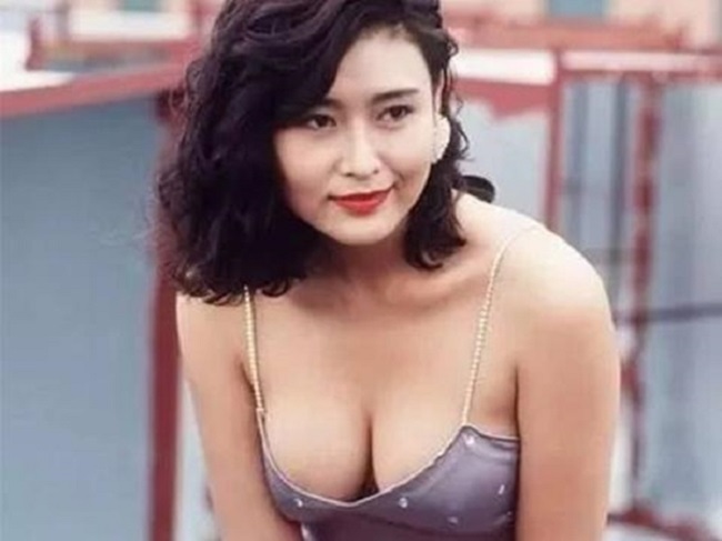 Diệp Ngọc Khanh cũng từng được mệnh danh là "Nữ hoàng phim 18+" Hong Kong trong những năm 1990. Sau khi đoạt giải Á hậu châu Á 1985, Diệp Ngọc Khanh lọt vào mắt xanh của nhiều nhà làm phim. Dù được ưu ái nhưng tên tuổi của Diệp Ngọc Khanh vẫn không thể vụt sáng thành ngôi sao.