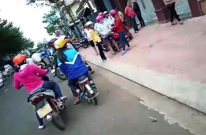 Vụ việc thu hút rất đông người đi đường.