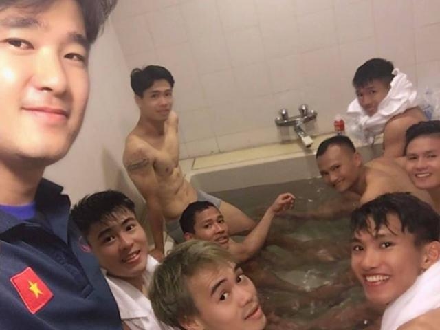 Bóng đá - Bức ảnh siêu "độc" về ĐT Việt Nam sau chiến thắng trước Malaysia