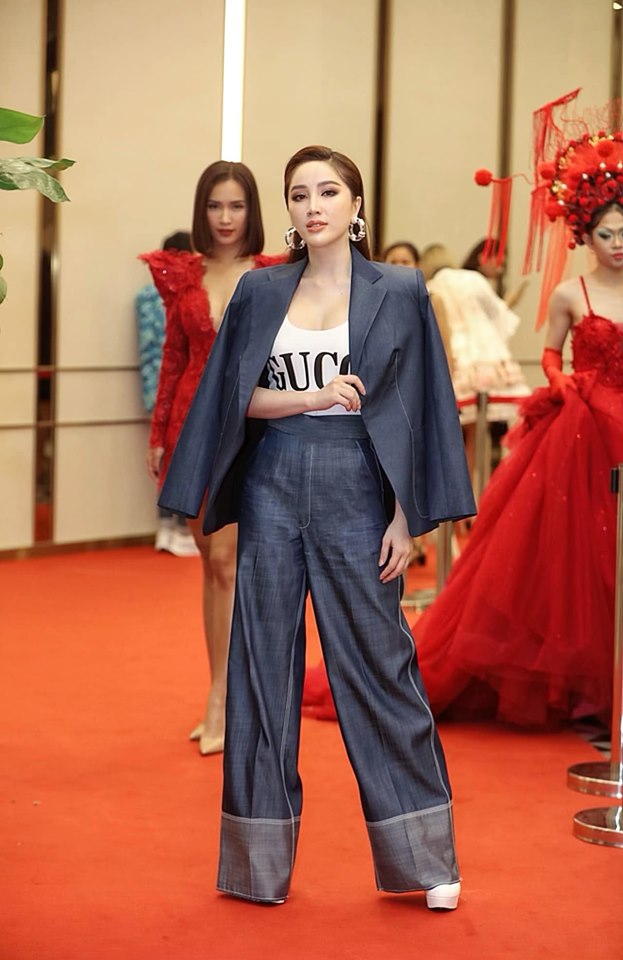 Khác với vẻ bánh bèo, tiểu thư điệu đà như phong cách thường thấy, mới đây "công chúa bong bóng" Bảo Thy gây ấn tượng trong bộ demin lịch lãm và thời trang theo phong cách menswear. Cô mix cùng bodysuit màu trắng đến từ thương hiệu Gucci và chọn phụ kiện là một đôi giày cao gót cùng tông.