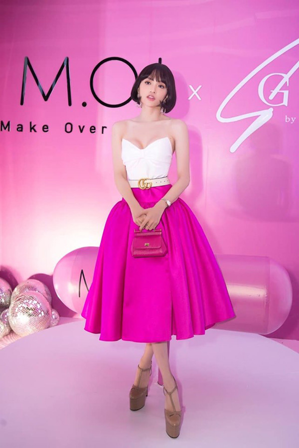 Trong khi đó, Hương Giang Idol lại hóa thân thành nàng công chúa kẹo ngọt đáng yêu với chiếc áo cúp ngực màu trắng kết hợp với chân váy xòe màu hồng đậm. Mỹ nhân này sử dụng chiếc thắt lưng Gucci làm điểm nhấn để tôn lên vòng eo con kiến của mình. 