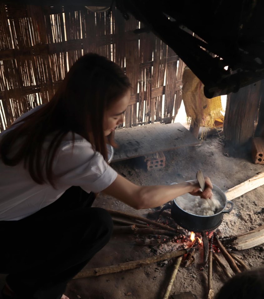 Nhã Phương bị soi "điểm lạ" về chiếc nhẫn cưới khi đi từ thiện - 1