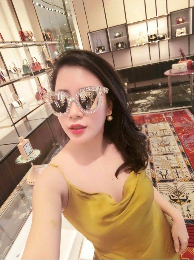 Trong một cuộc phỏng vấn gần đây, khi được hỏi rằng Thành Trung có đồng ý cho vợ gia nhập showbiz hay không nếu cô ấy muốn, nam MC đáp: &#34;Một người là đủ rồi&#34;. Theo Thành Trung, bà xã anh sẽ không theo đuổi việc gia nhập làng giải trí.