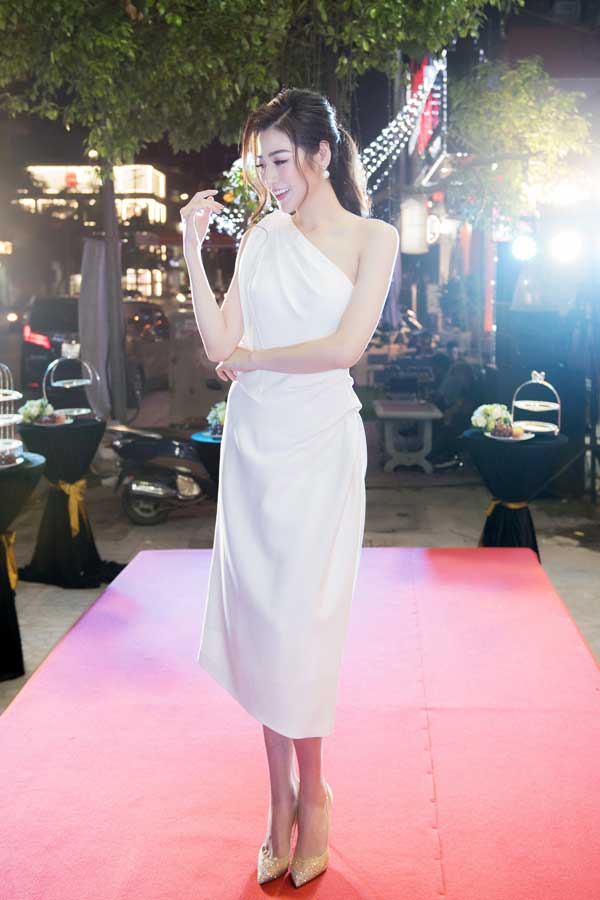 Vẻ đẹp của Tú Anh gây được nhiều thiện cảm vì ngọt ngào và cũng rất sang trọng.