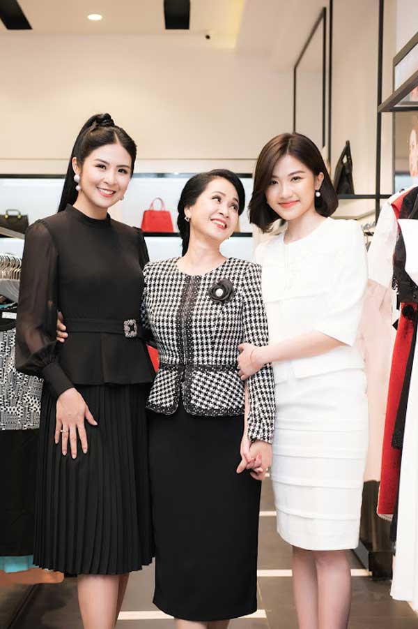 Dàn người đẹp thử nghiệm những mẫu trang phục mang phom dáng cổ điển.