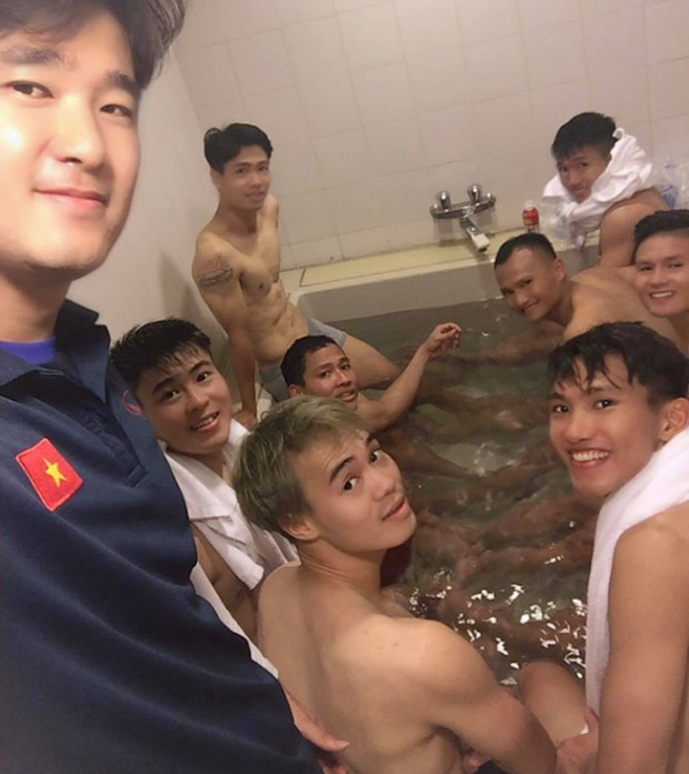 Khoảnh khắc sau trận đấu của các cầu thủ đội tuyển Việt Nam được&nbsp;nhiều người quan tâm.
