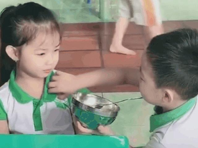Bạn trẻ - Cuộc sống - Bé trai ga lăng xúc cơm cho bạn gái khiến dân mạng "phát sốt"
