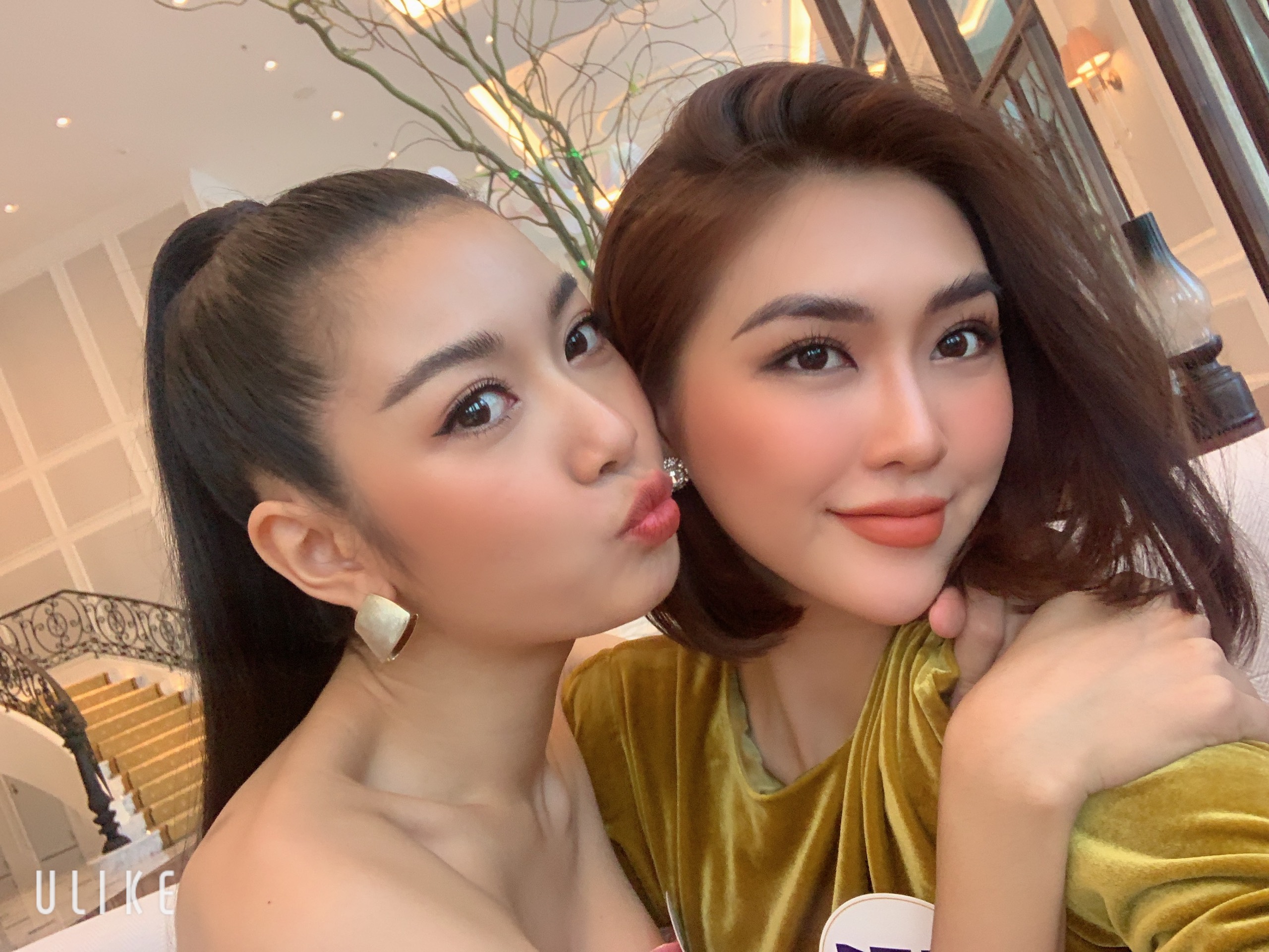 Tường Linh và Thúy Vân thân thiết trong loạt ảnh hậu trường cuộc thi Hoa hậu Hoàn vũ Việt Nam 2019