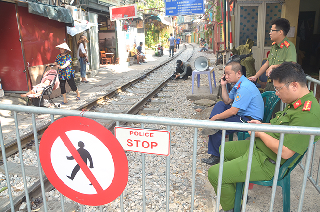 Các biển báo cấm đi lại, quay phim, chụp ảnh bằng tiếng Việt và tiếng Anh đã được treo lên ngay đầu lối vào phố cà phê đường tàu.
