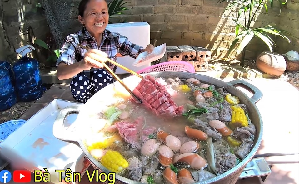 Bà Tân Vlog lại gây tranh cãi khi làm món siêu to khổng lồ này - 6